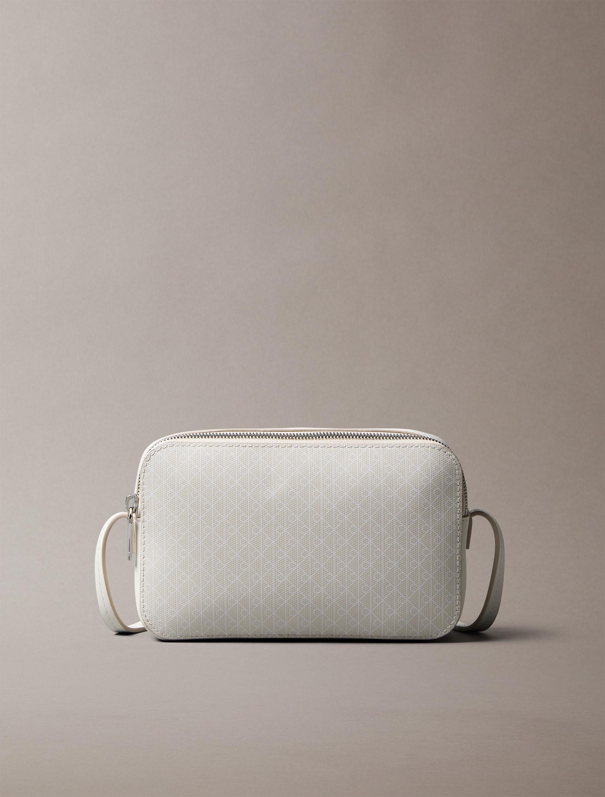 Mini Bag Calvin Klein "Aop Elongated Camera Bag", Damen, Gr. B/H/T: 20Cm X 13Cm X 5Cm, Weiß (Lily Weiß Aop), Lederimitat, Taschen, Kleine Damen-UmhäNgetasche, Schultertasche Mit Monogramm-Print