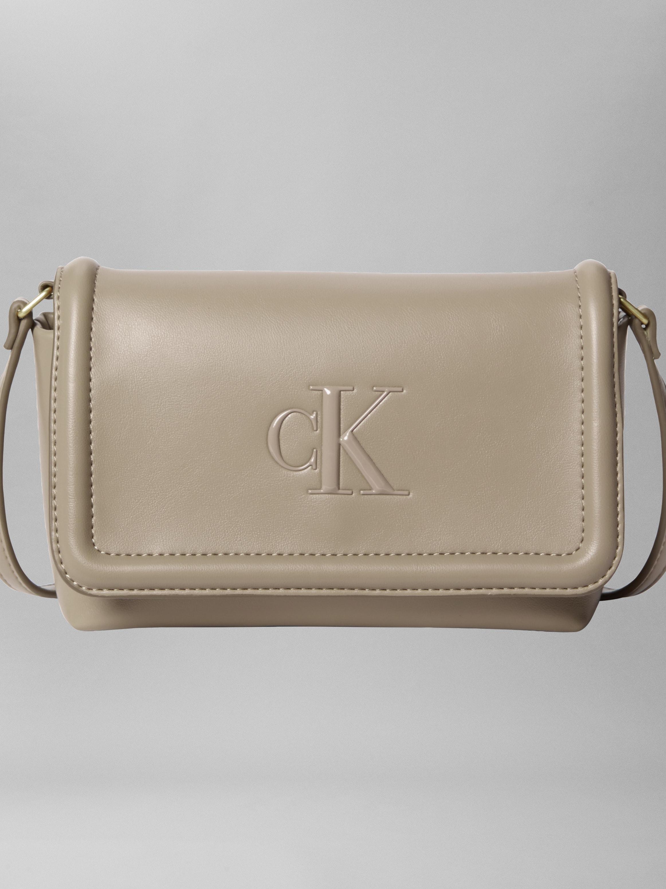 UmhäNgetasche Calvin Klein "Raised Ck Flap Crossbody", Damen, Gr. B/H/T: 21Cm X 9Cm, Creme, Goldfarben, Lederimitat, Unifarben, Taschen UmhäNgetasche, Damen-Schultertasche, Handtasche, Kleine Abendtasche Mit Ck-Logo