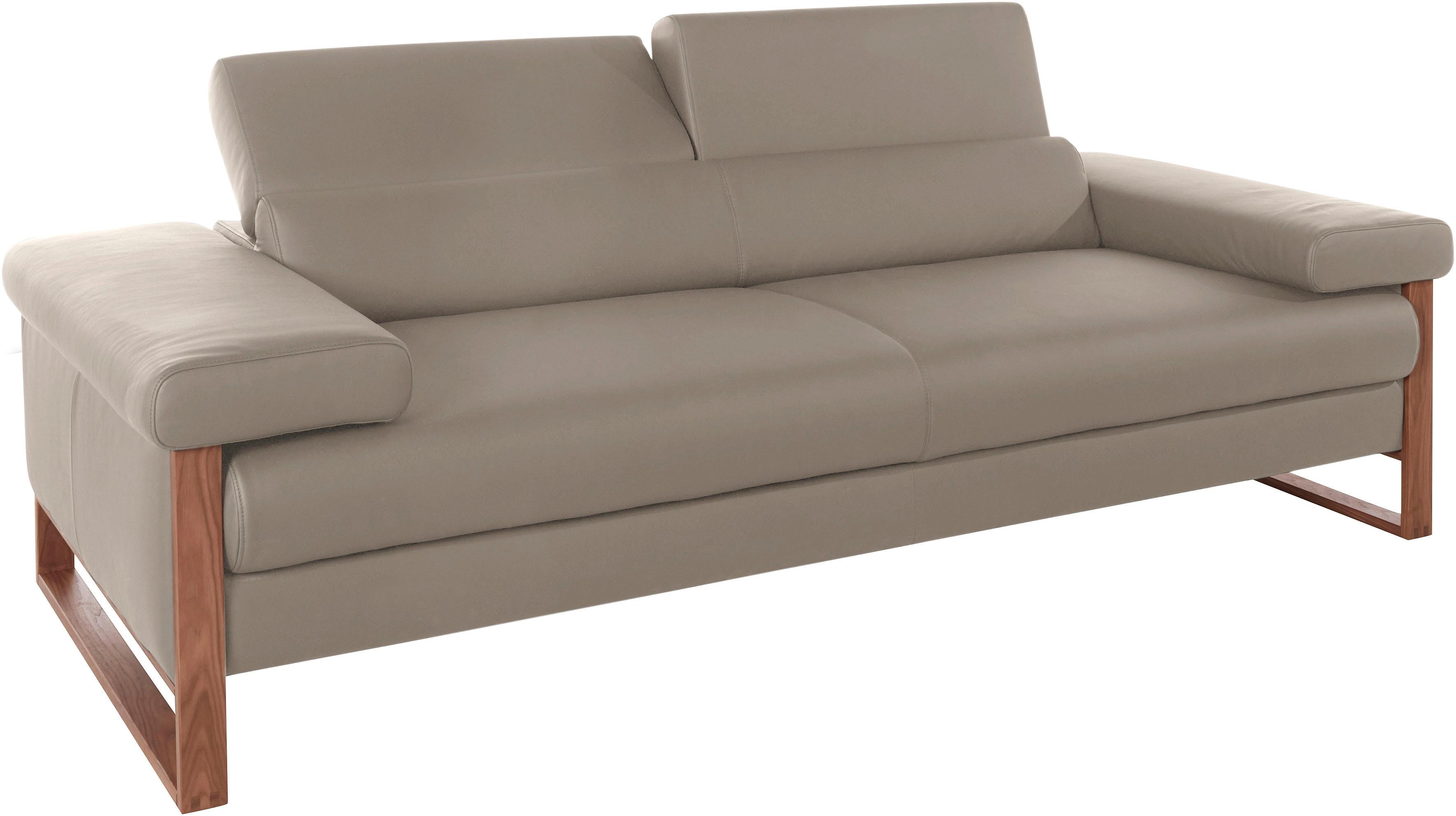 2,5-Sitzer W.SCHILLIG "finn", braun (stone z59), B:230cm H:71cm T:106cm, Flachgewebe S22 (100% Polyester);Stoff S37 (100% Polyester);Longlife Xtra-Leder Z59: Glattleder mit modischer Prägung. Hautstärke 0, 9 - 1, 1 mm, Sofas, 2 5-Sitzer, German Design Award 2016, Fußgestell Nussbaum natur, Breite 230 cm