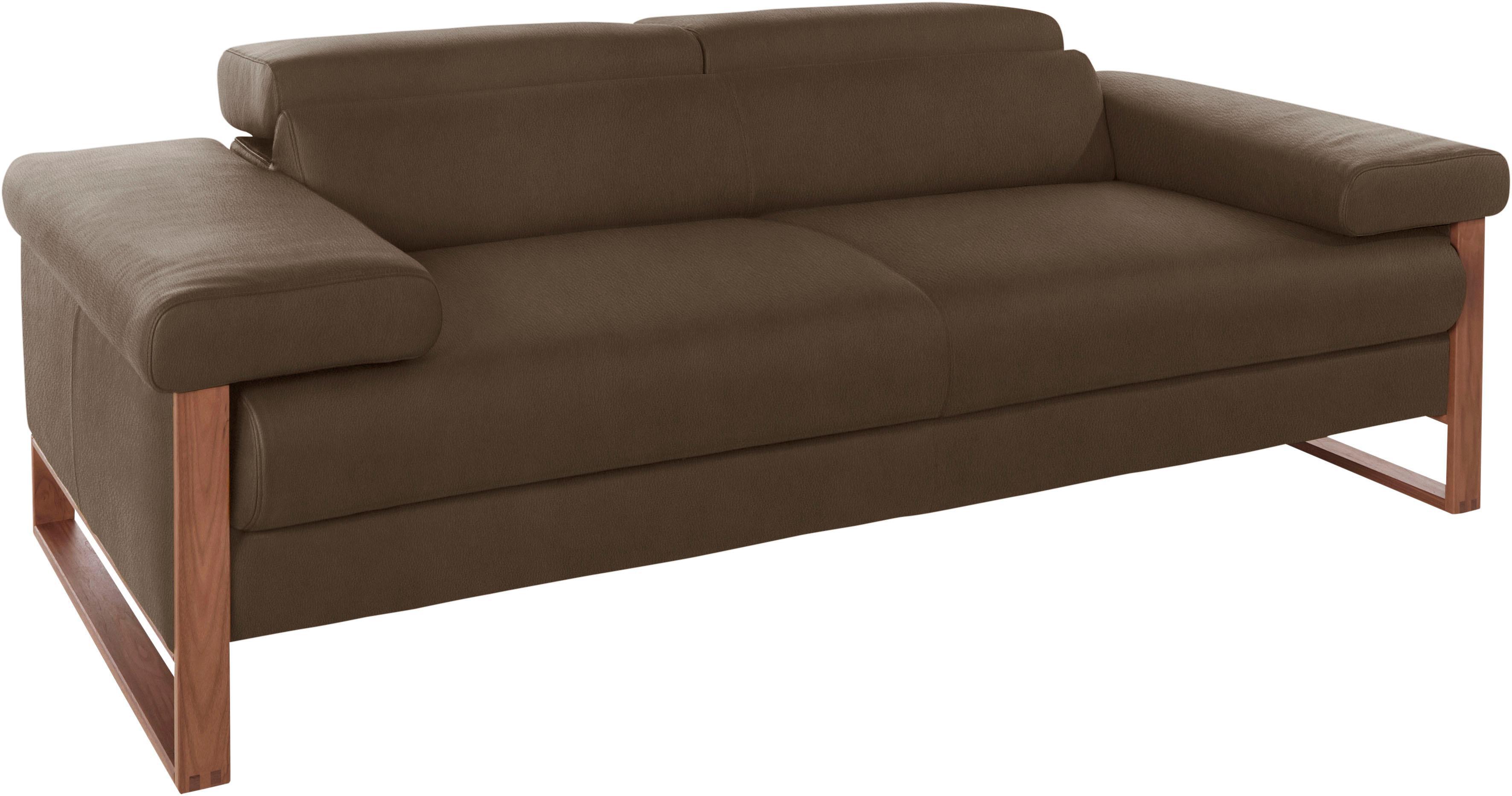 2-Sitzer W.SCHILLIG "finn", braun (mocca s37), B:210cm H:71cm T:106cm, Flachgewebe S22 (100% Polyester);Stoff S37 (100% Polyester);Longlife Xtra-Leder Z59: Glattleder mit modischer Prägung. Hautstärke 0, 9 - 1, 1 mm, Sofas, 2-Sitzer, German Design Award 2016, Fußgestell Nussbaum natur, Breite 210 cm