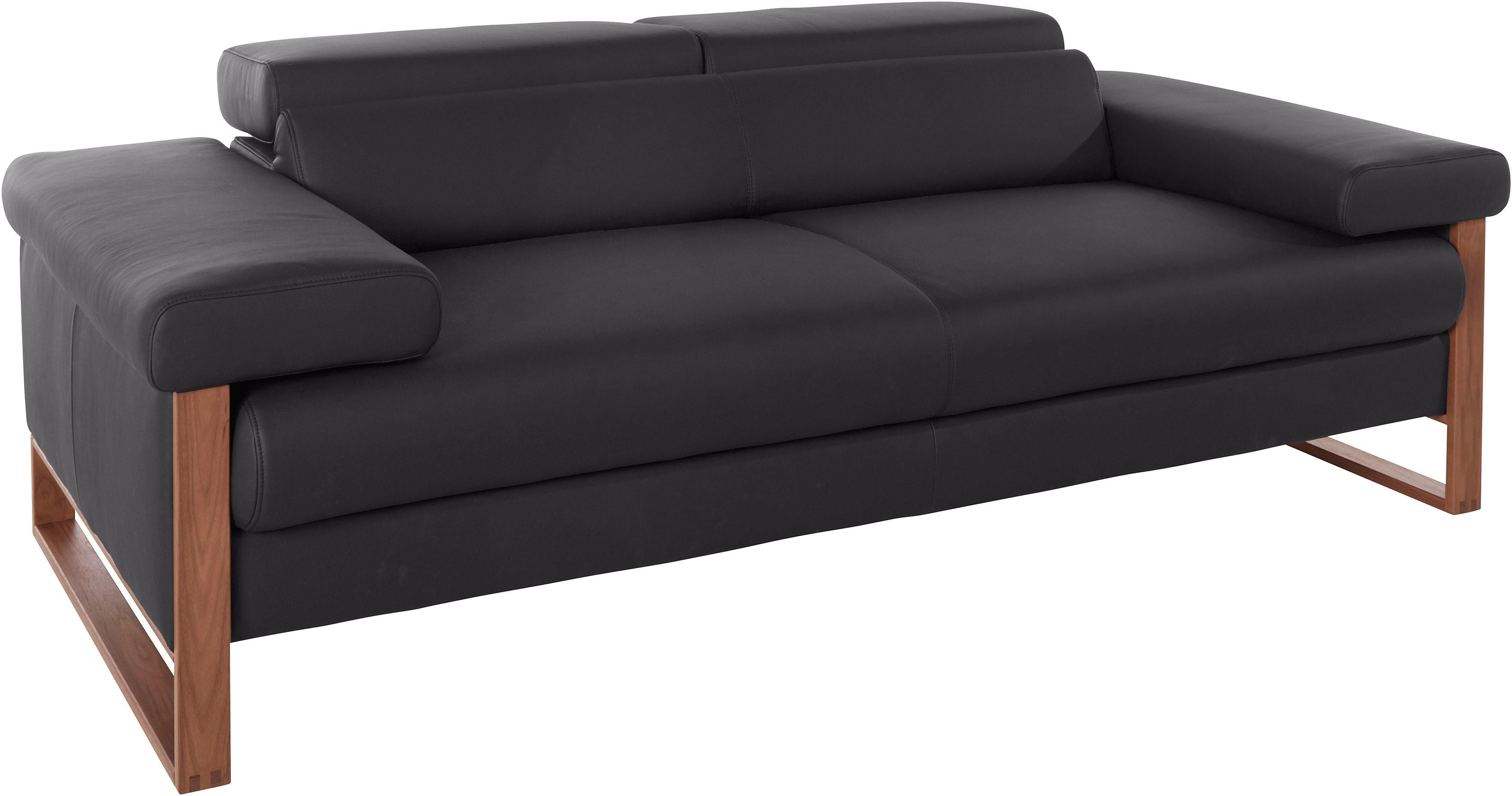 2-Sitzer W.SCHILLIG "finn", schwarz (schwarz z59), B:210cm H:71cm T:106cm, Flachgewebe S22 (100% Polyester);Stoff S37 (100% Polyester);Longlife Xtra-Leder Z59: Glattleder mit modischer Prägung. Hautstärke 0, 9 - 1, 1 mm, Sofas, 2-Sitzer, German Design Award 2016, Fußgestell Nussbaum natur, Breite 210 cm