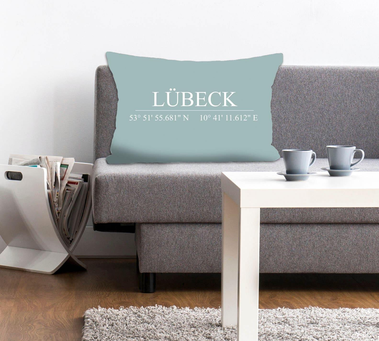 Dekokissen QUEENCE "Lübeck", blau (türkis, bedruckt), B:40cm L:60cm, Polyester, Dekokissen_Sitzkissen_Kissenhüllen, Dekokissen, Kissenhülle,Türkiser Hintergrund,Lübeck Schriftzug,Koordinaten