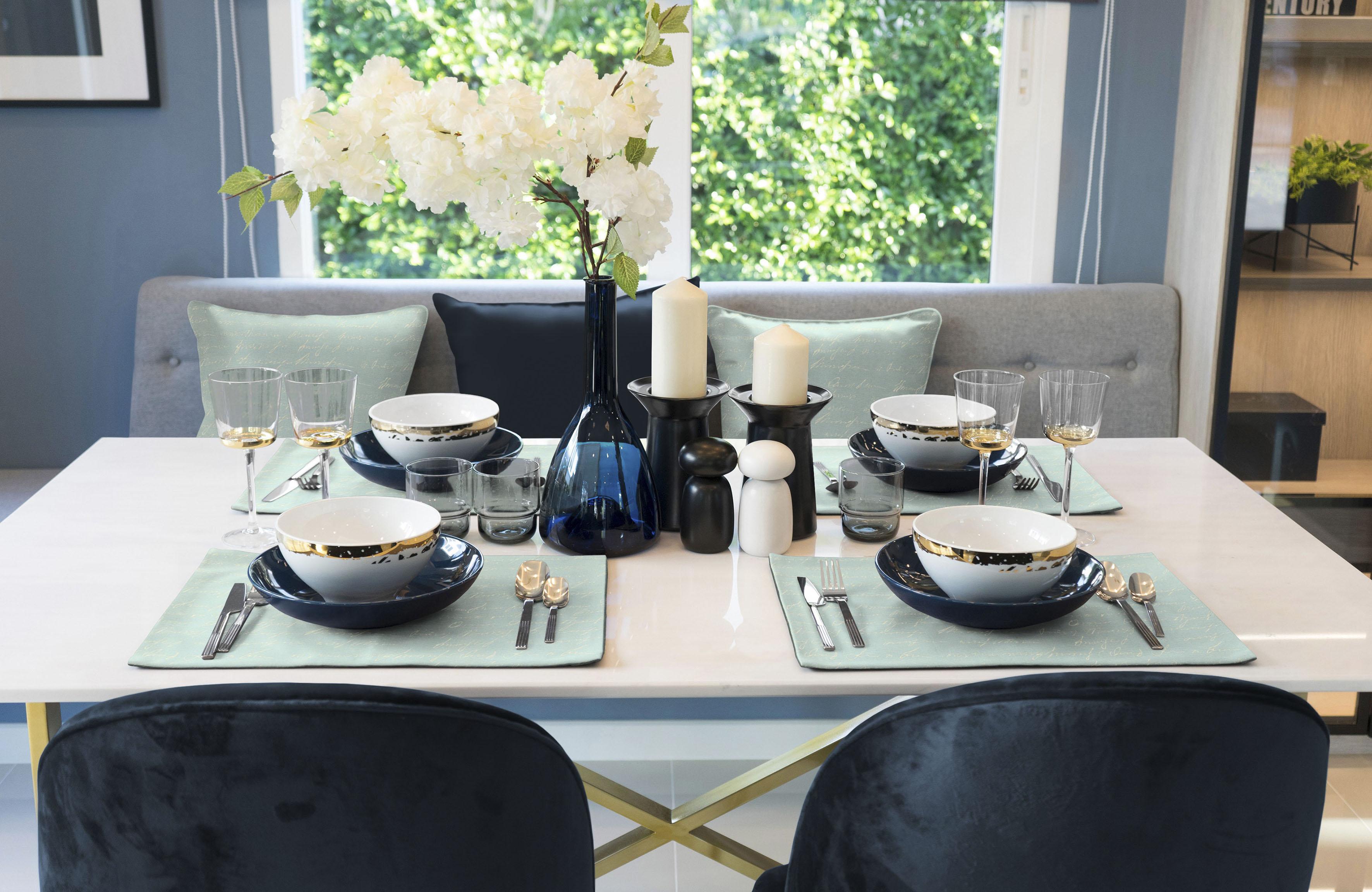 Platzset ADAM "Scribble" Gr. 1, blau (blau, natur), B:40cm L:40cm, Obermaterial: 73% Leinen, 27% Baumwolle, Platzsets, Platzset, GOTS organic,zertifiziert durch CERES 0242,Made in Germany