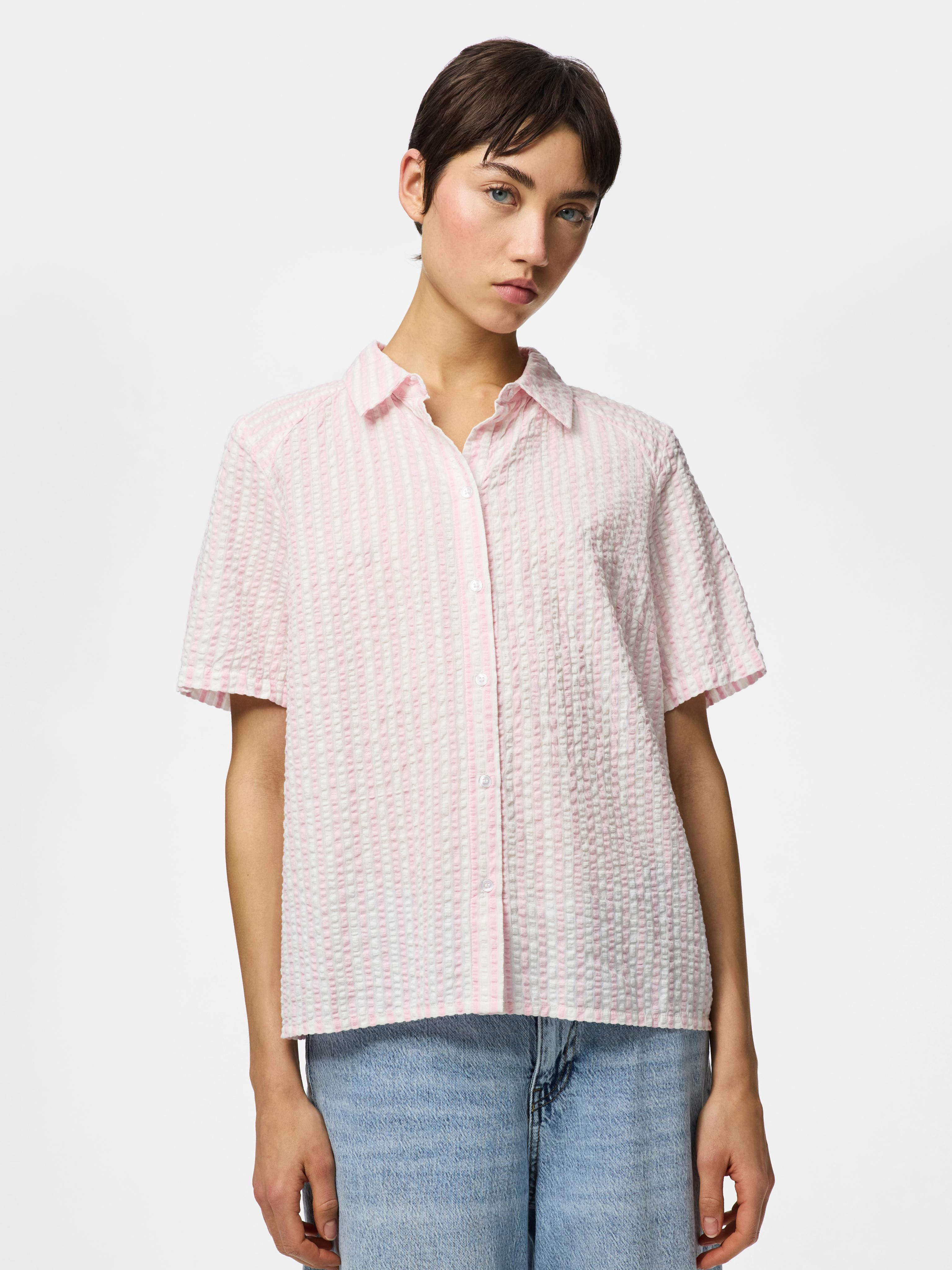 Hemdbluse PIECES "PCSTINNA SS SHIRT WVN NOOS BC", Damen, Gr. M, roseate spoonbill stripes:hellweiß, Web, Obermaterial: 100% Baumwolle, gestreift, bequem normal, Blusen Hemdbluse, mit Streifenmuster
