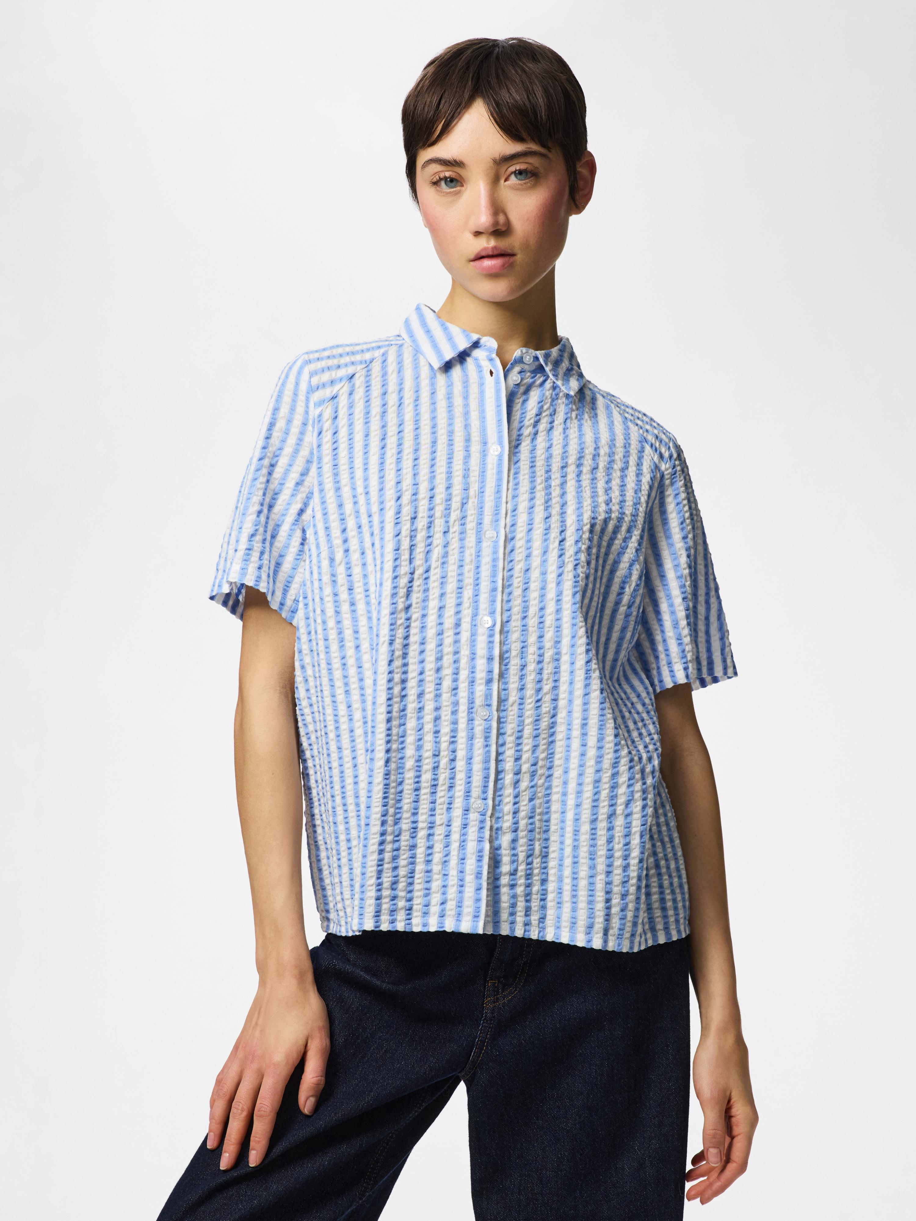 Hemdbluse PIECES "PCSTINNA SS SHIRT WVN NOOS BC", Damen, Gr. M, hydrangea stripes:hellweiß, Web, Obermaterial: 100% Baumwolle, gestreift, bequem normal, Blusen Hemdbluse, mit Streifenmuster