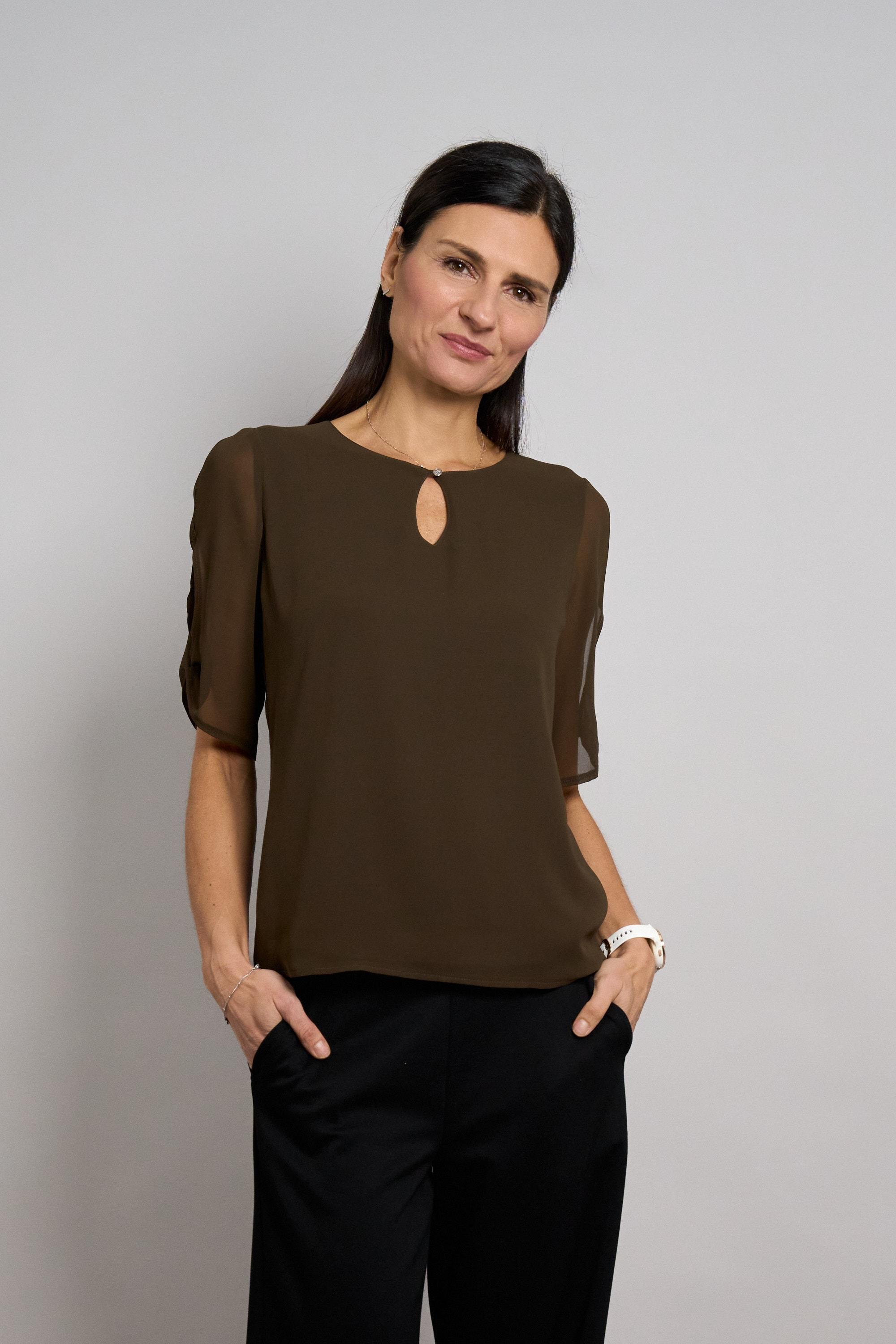 Chiffonbluse SEIDEL MODEN "Otto exclusiv", Damen, Gr. 36, kaffee, Web, Obermaterial: 100% Polyester. Futter: 95% Viskose, 5% Elasthan, unifarben, lässig geschnitten hüftbedeckend, Rundhals, Blusen Chiffonbluse, Halbarm mit Cut-Out-Detail und Glitzerstein - MADE IN GERMANY