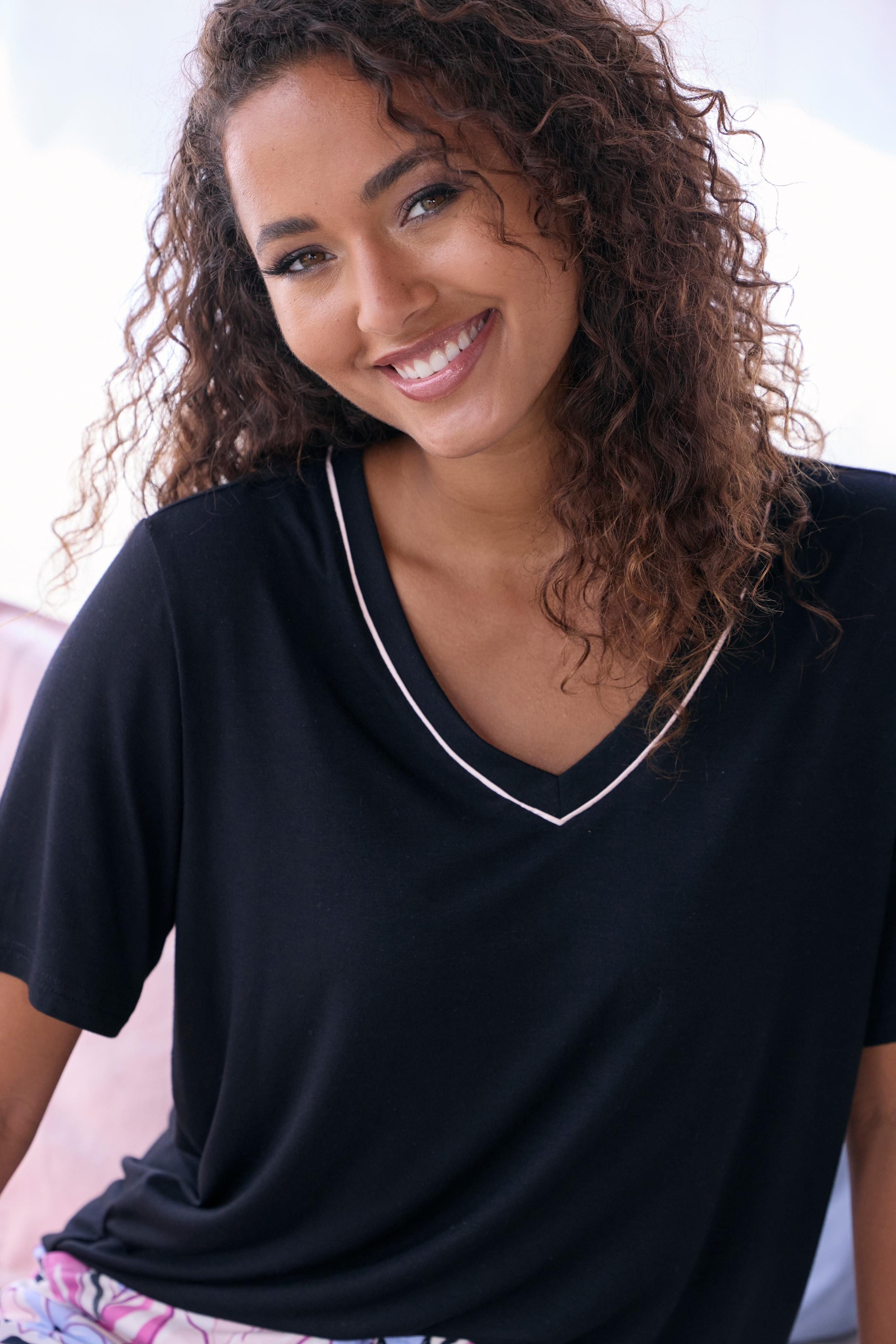 Pyjama Lascana, Damen, Gr. 40/42, Rosa (Rosa, Schwarz, GeblüMt), Single Jersey, Obermaterial: 50% Baumwolle, 45% Viskose, 5% Elasthan, GeblüMt, Bequem Lang, V-Ausschnitt, Eingesetzt Abgesteppte Kante, Homewear-Sets Pyjama, Mit SchöNem Blumendruck