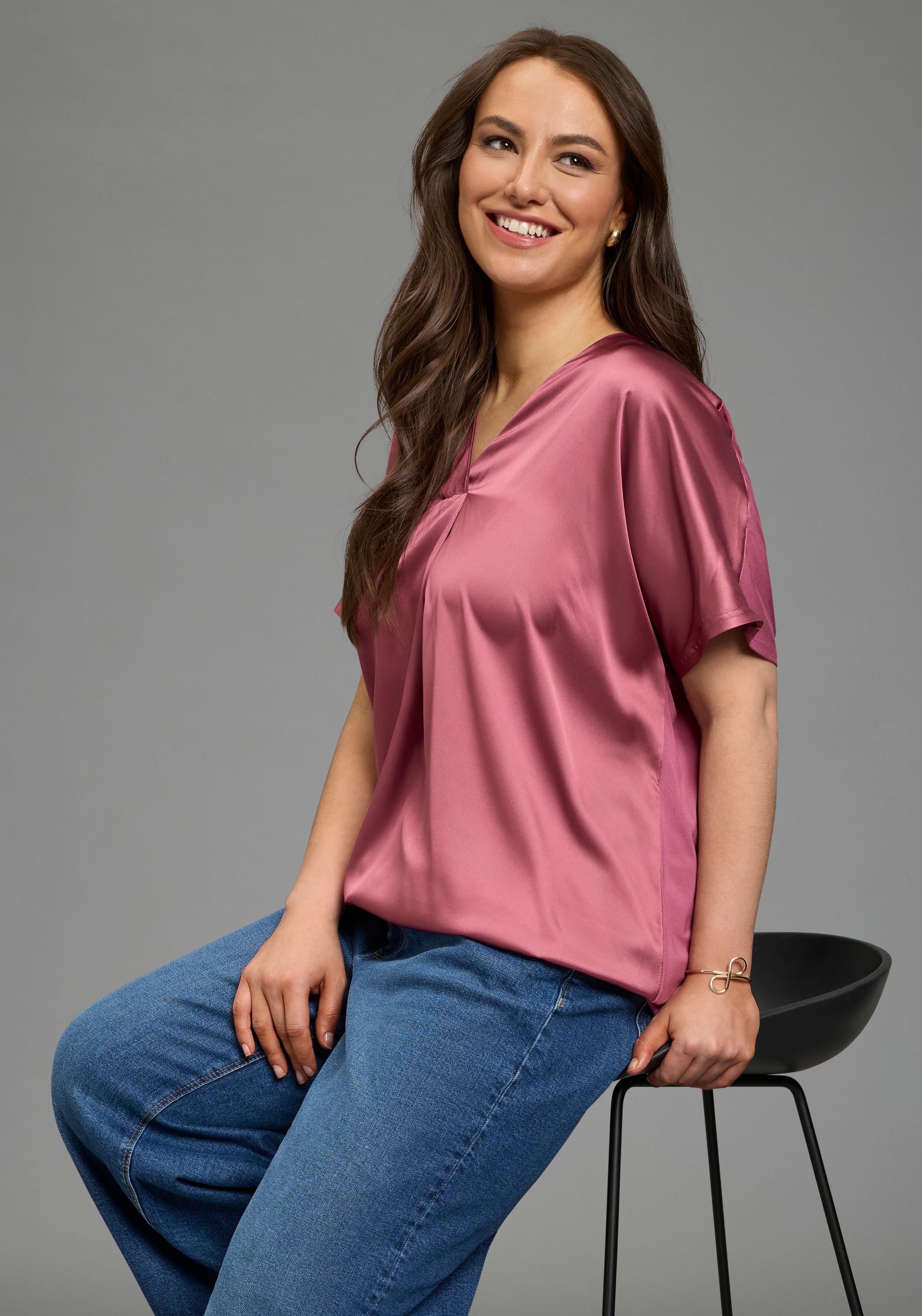 Satinbluse LAURA SCOTT CURVE "Große Größen", Damen, Gr. 52/54, beere, Satin, Obermaterial: 100% Polyester. Rückenteil: 94% Viskose, 6% Elasthan, unifarben, figurumspielend Po-bedeckend, V-Ausschnitt, angeschnitten, Blusen Satinbluse, figurumspielende Passform, mit Falteneinsatz vorne, V-Ausschnitt