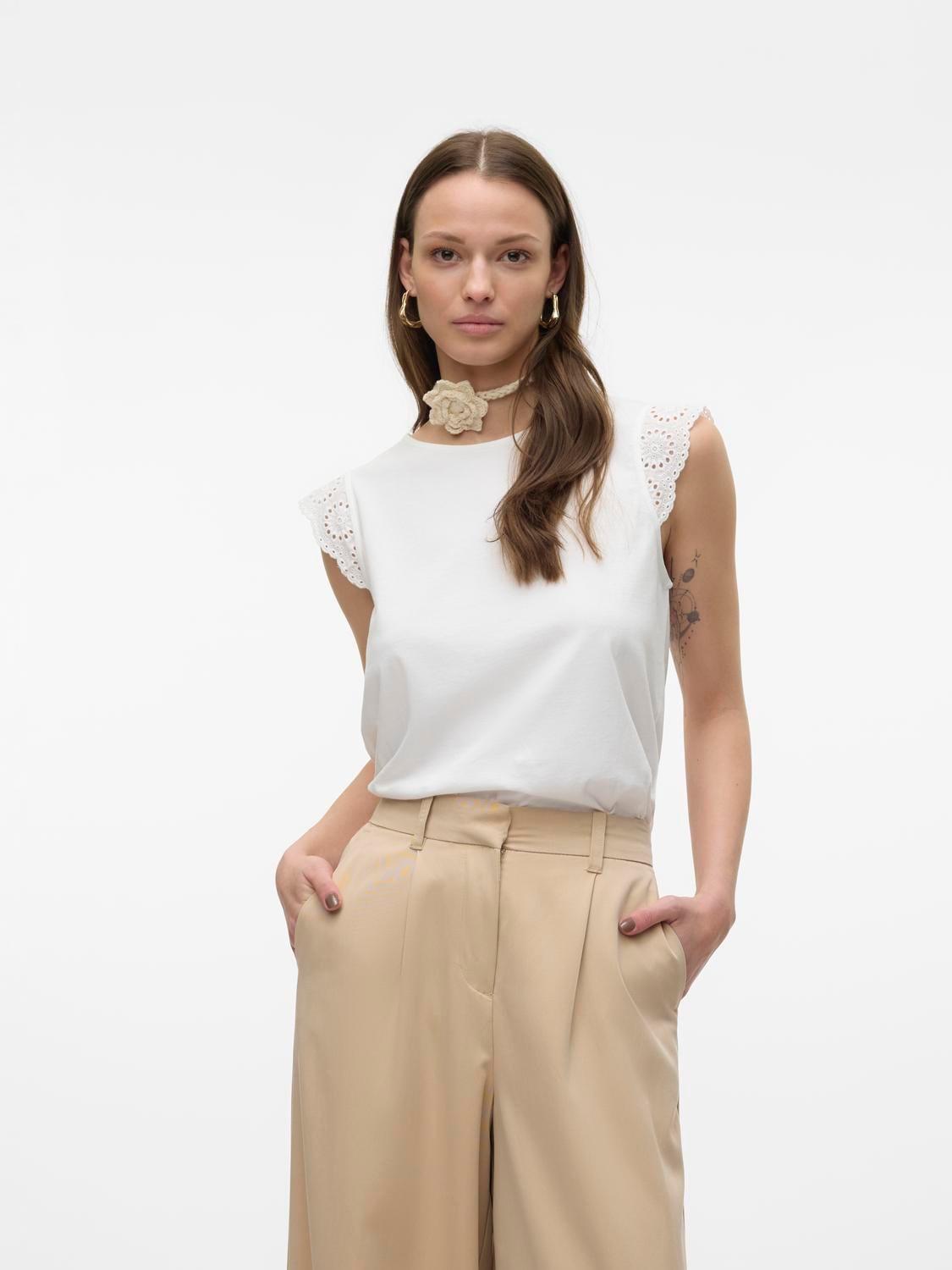 T-Shirt Vero Moda "Vmemily Sl Gathering Top Jrs Noos", Damen, Gr. S, Weiß (Snow Weiß), Jersey, Obermaterial: 100% Baumwolle, Unifarben, Regular Fit HüFtlang, Rundhals, FlüGeläRmel Spitze, Shirts T-Shirt, Baumwolle, Regular Fit, Spitze