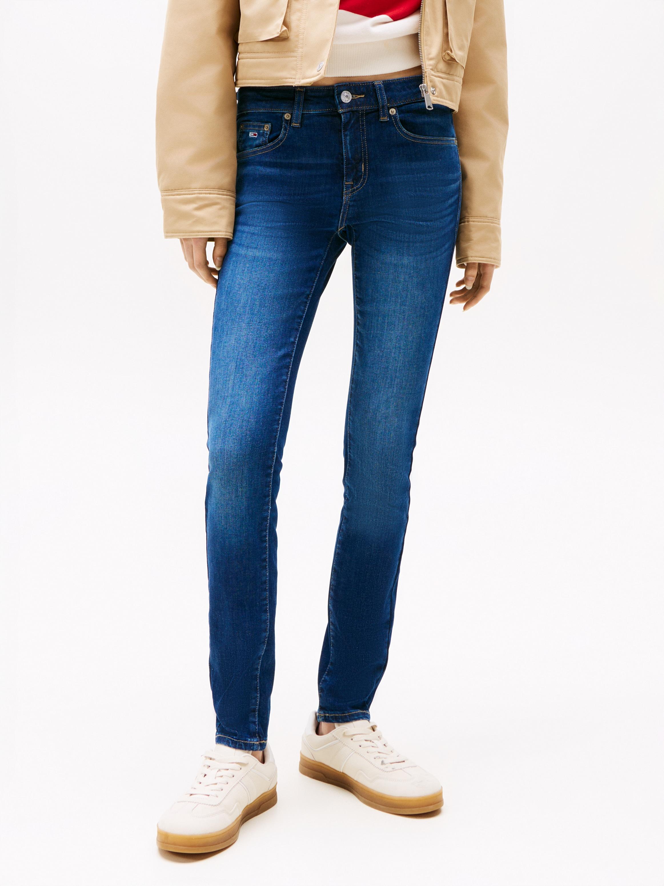 Skinny-Fit-Jeans Tommy Jeans "Sophie Lw Skn", Damen, Gr. 30, LäNge 28, Blau (Denim Schwarz1), Denim/Jeans, Obermaterial: 92% Baumwolle, 4% Elasthan, 4% Polyester, Unifarben, Skinny Fit Lang, Jeans, Mit Waschung, Logo-Badge, Low Rise